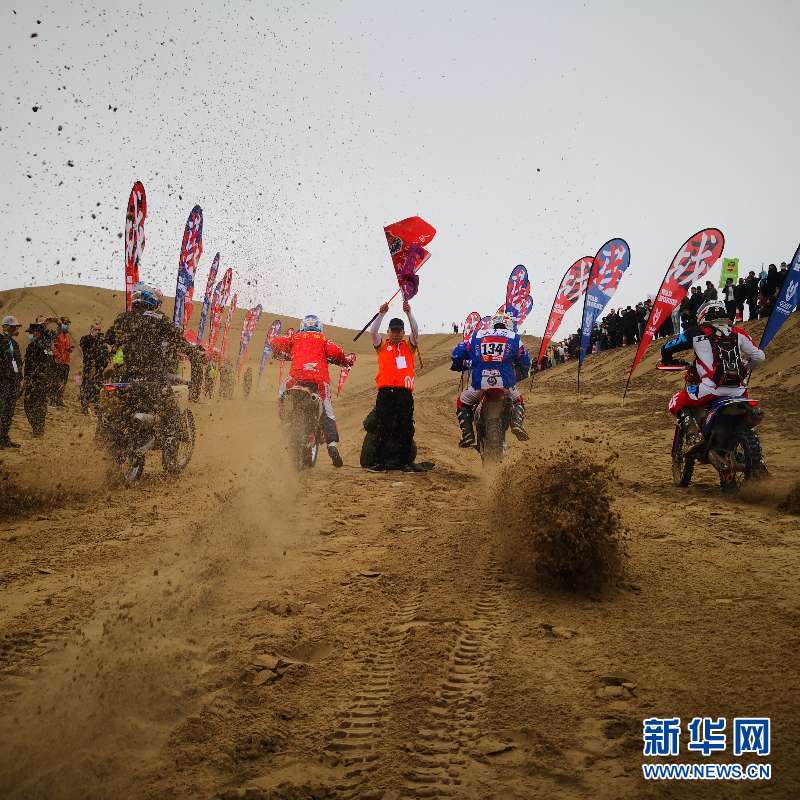 超燃！新疆策勒沙漠越野赛火热启幕