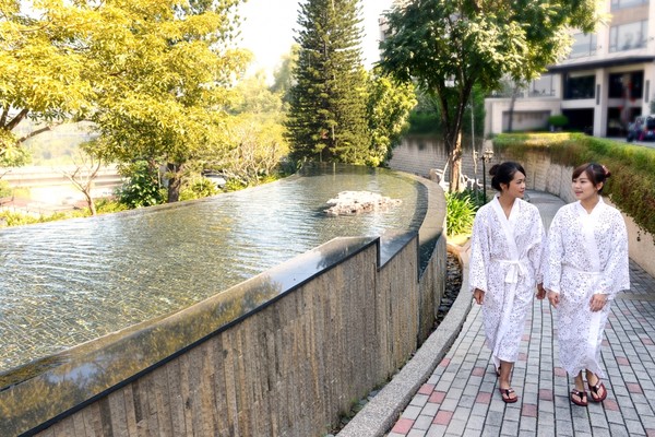 1.3万元住宿券杀到5200元！到高雄花季饭店泡百年冷泉放空享受宁静