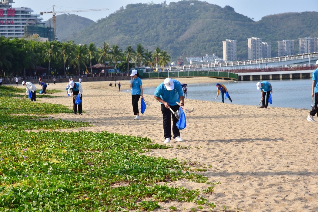 三亚中心凯悦嘉轩酒店与三亚环保协会联合开展世界地球日净滩活动