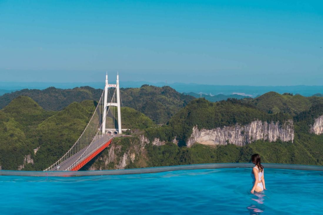 留宿天桥仙居，漫步悬崖栈道，在无边泳池一览矮寨奇观！