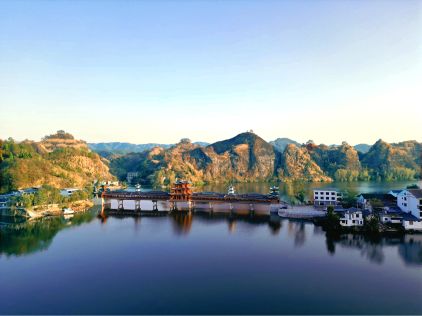 碧水丹霞美如画