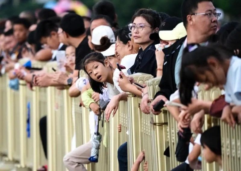 神兽踏云、风神起舞！泰名尔花车“破壁”出巡，赤峰绽放文化瑰宝