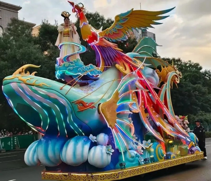 神兽踏云、风神起舞！泰名尔花车“破壁”出巡，赤峰绽放文化瑰宝