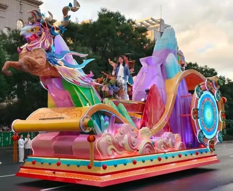 神兽踏云、风神起舞！泰名尔花车“破壁”出巡，赤峰绽放文化瑰宝