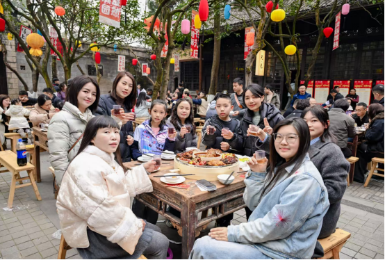 安仁古镇张灯结彩迎新春:百年公馆里体验沉浸式年味,古镇市集中邂逅热闹中国年