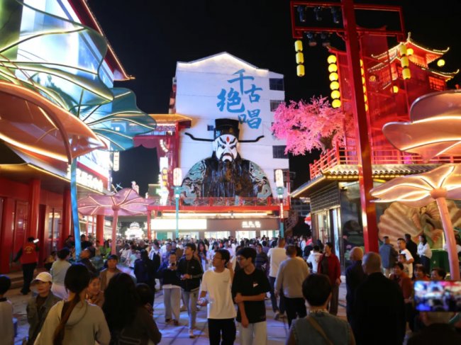 戏旅营城·蝶变新生 | 亚新文化最新力作荆州监利《天府奇庙夜》国庆火爆开街！